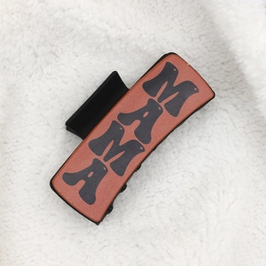 Pinza per capelli rettangolare stile cowboy con scritta MAMA su fondo di peluche bianco