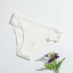 Weiße Baumwoll-Damenunterhose mit Rippmuster und feinen Spitzenbesätzen an der Seite