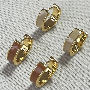 Orecchini a cerchio minimalisti in ottone dorato con smalto fatto a mano beige e marrone