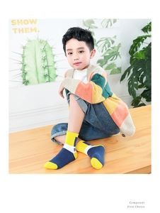 Detail von Kinder-Baumwollsocken mit Farblock-Design und gewebtem Buchstaben-Etikett