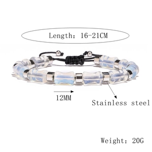 Détail du bracelet en perles blanches avec tubes en acier et indication de largeur 12mm