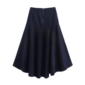 Detailansicht des dunkelblauen High-Waist-Denim-Midirocks mit verdecktem Reißverschluss