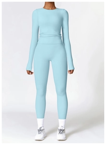 Détail d'ensemble de yoga bleu clair en tissu élastique respirant et haut manches longues