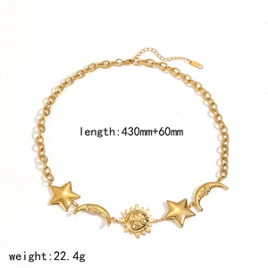 Collana dorata con ciondoli sole luna e stelle e dettaglio logo del marchio SSTCC