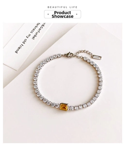 Detalle de la pulsera de tenis de acero inoxidable con piedra rectangular amarilla