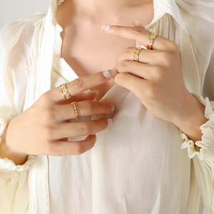 Chic 4-piece gold plated stainless steel ring set with geometric and chain designs