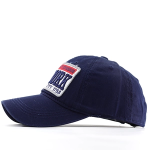 Gros plan sur la broderie York City 1788 de la casquette de baseball en coton bleu marine