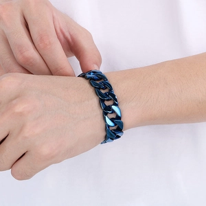 Gros plan sur un bracelet gourmette bleu en acier inoxydable de 15mm sur poignet masculin