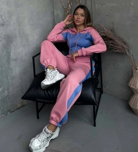 Dettaglio della felpa con cappuccio e pantaloni sportivi bicolore rosa e blu set