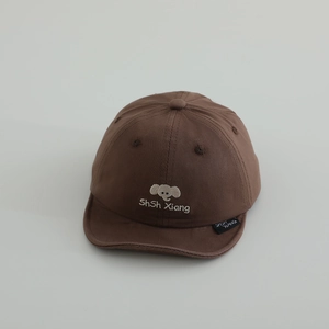 Détail de la broderie éléphant et texture en coton sur la casquette pour bébé