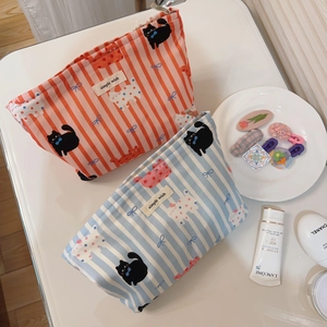 Vue à plat de trousses de maquillage en coton rayé avec motifs de chats mignons et zip