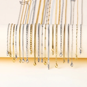 Assortimento di catene in acciaio inossidabile oro e argento in vari stili e misure