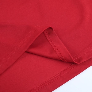 Detailansicht der roten Strickkleid-Naht mit hochwertiger Doppelnaht und Stoffstruktur