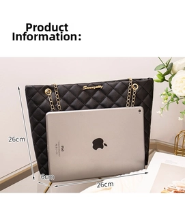 Sac bandoulière matelassé noir avec chaîne, comparaison de taille avec un iPad Pro