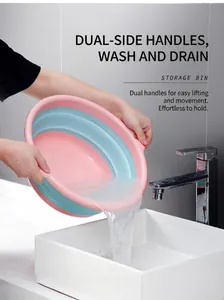 Détail de la bassine pliable avec poignées latérales versant de l'eau dans un évier de cuisine