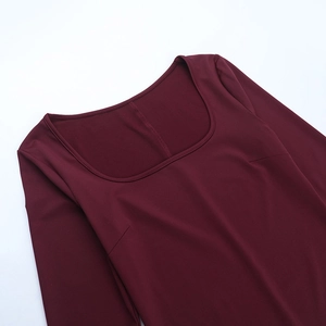 Detailansicht eines weinroten Kleides mit großem U-Ausschnitt und feinem Strickgewebe