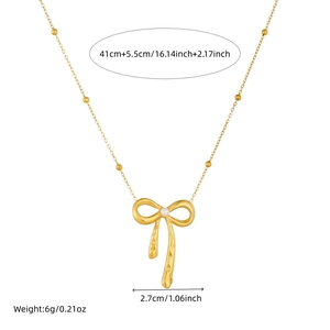 Collier avec pendentif nœud doré, perle et détails des dimensions du produit