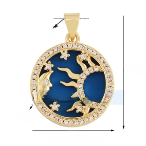 Détail du pendentif soleil et lune doré de 18mm avec émail bleu et incrustation de zircon