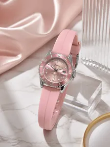 Detailaufnahme einer Damenuhr mit rosa Silikonarmband und Datumsanzeige am Gehäuse