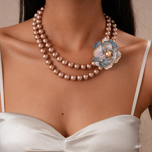 Vue détaillée du collier double rang de perles champagne avec pendentif fleur en cristal