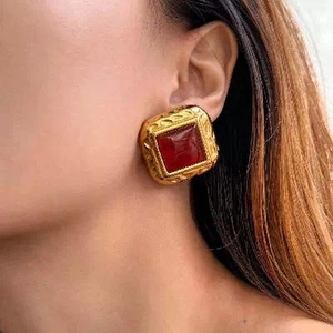 Hammerschlag-Ohrringe aus Edelstahl mit 18k Goldbeschichtung und roten Edelsteinen