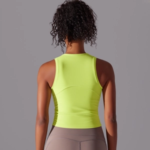 Détail du débardeur sport jaune fluo en nylon extensible avec coutures ergonomiques au dos