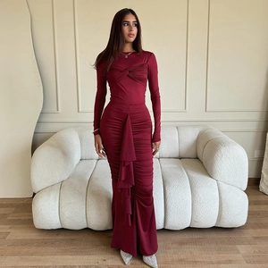 Détail d'une robe bordeaux à manches longues avec tissu froncé et ourlet à volants