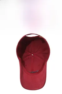 Dettaglio dell'interno traspirante del berretto rosso e cuciture di qualità