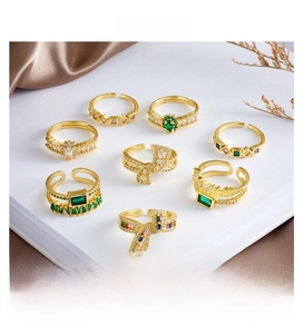 Set di 8 anelli dorati con pietre verde smeraldo e zirconi lucidi regolabili
