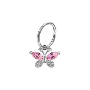 Dettaglio di anello nasale in argento con farfalla e zirconi rosa a taglio marquise