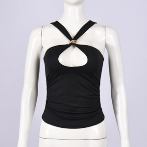 Detail des schwarzen Halter-Tops mit goldenem Metallring und Tropfenausschnitt am Torso