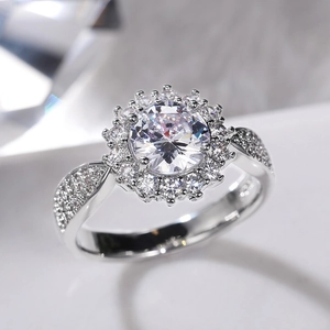 Vue détaillée de la bague en argent avec zircon brillant et serti pavé élégant