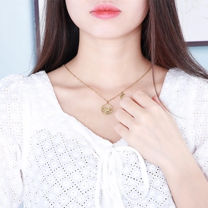 Détail d'un collier pendentif poney doré porté par un mannequin pour un ajustement élégant