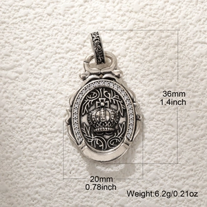 Vue détaillée du pendentif couronne avec dimensions 36mm x 20mm et poids 6,2g