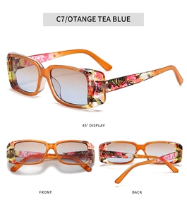 Detailansicht der quadratischen Blumen-Sonnenbrille mit orangem Rahmen und Blauverlauf