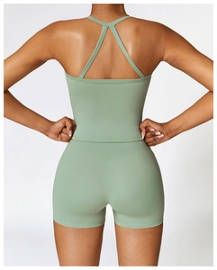 Détail du soutien-gorge de sport dos croisé et du short taille haute vert sauge