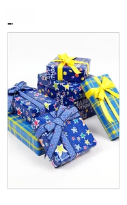 Détail de papier cadeau à motifs d'étoiles et de carreaux avec des nœuds rubans