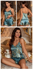 Détail du caraco en satin à col en V et du short à volants avec imprimé floral élégant