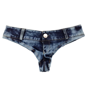 Vue détaillée du mini short en jean bleu foncé avec bouton en métal et bords effilochés