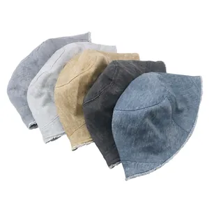 Cappello da pescatore in denim lavato con bordo sfrangiato da donna in vari colori