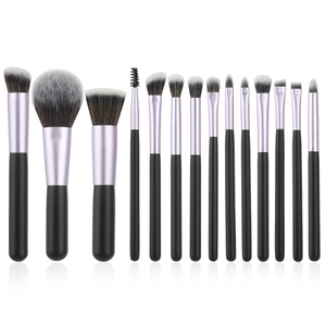 Dettaglio di 14 pennelli da trucco professionali con setole sintetiche e ghiere viola