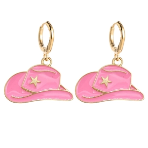 Boucles d'oreilles chapeau de cowboy émail rose avec étoiles dorées sur fond blanc