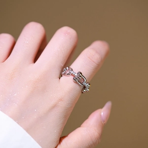 U-shaped horseshoe chain ring in silver with pavé zircons for an elegant style