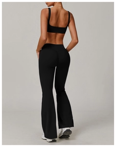 Vue arrière d'un ensemble sport noir avec haut court et pantalon évasé à taille haute