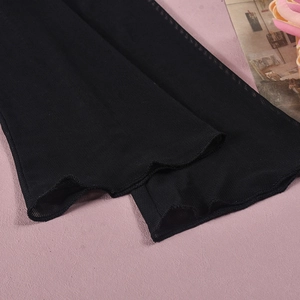 Gros plan sur les poignets en maille noire montrant la texture fine et le tissu extensible