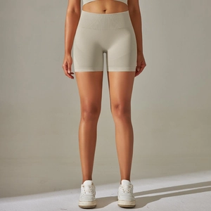 Détail du short de yoga sans couture beige à taille haute montrant la maille élastique
