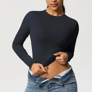 Gros plan du tissu de yoga noir respirant avec une coupe ajustée sur le mannequin