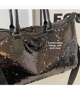 Primer plano de la textura de lentejuelas negras brillantes de un bolso de viaje