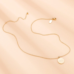 Élégant collier doré avec pendentif pièce ronde et gravure One In A Million