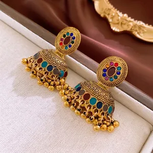 Orecchini vintage dorati con nappe e strass colorati in stile lusso retrò